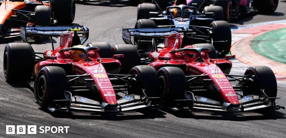 Dos coches de Ferrari compitiendo en la pista