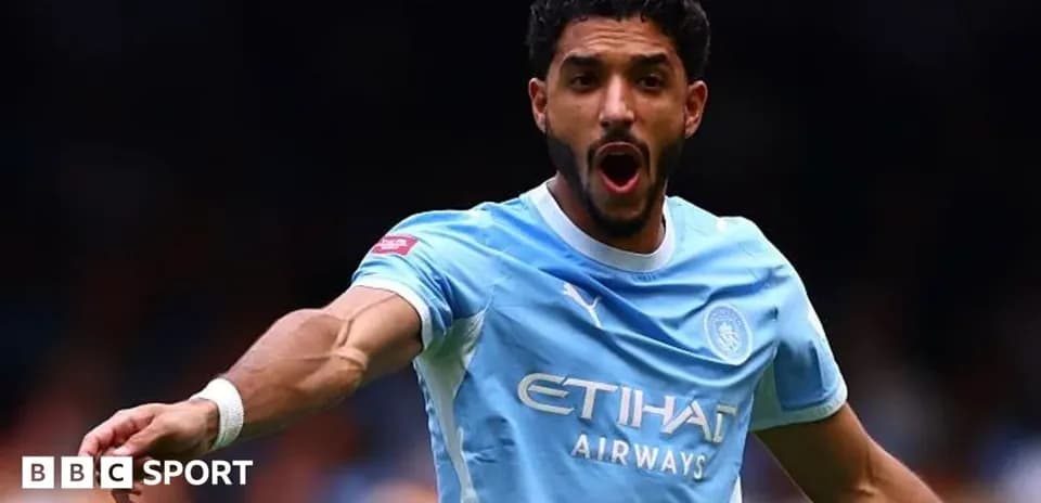 Jugador de Manchester City señalando durante el partido
