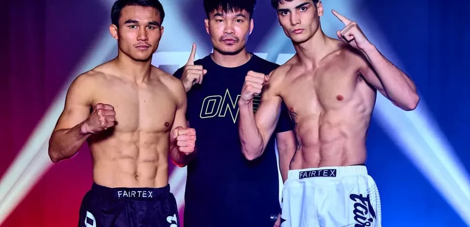 Dos luchadores posando con entrenador antes de combate