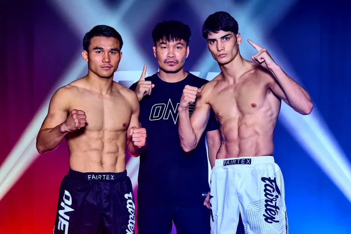 Dos luchadores posando con entrenador antes de combate