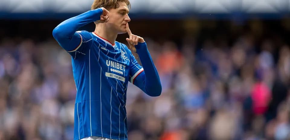 Jugador de Rangers haciendo gesto de silencio en el campo