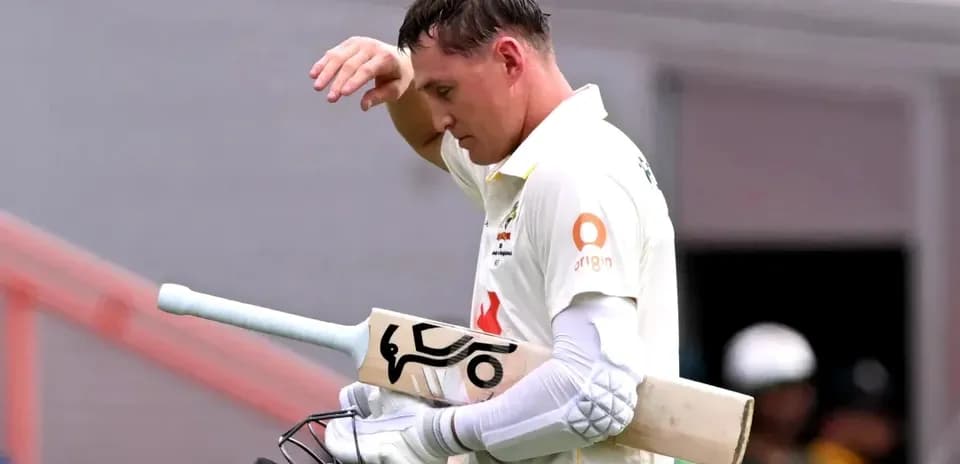 Jugador de cricket saliendo del campo tras su turno
