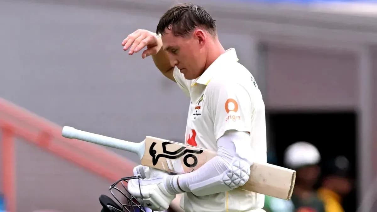 Jugador de cricket saliendo del campo tras su turno