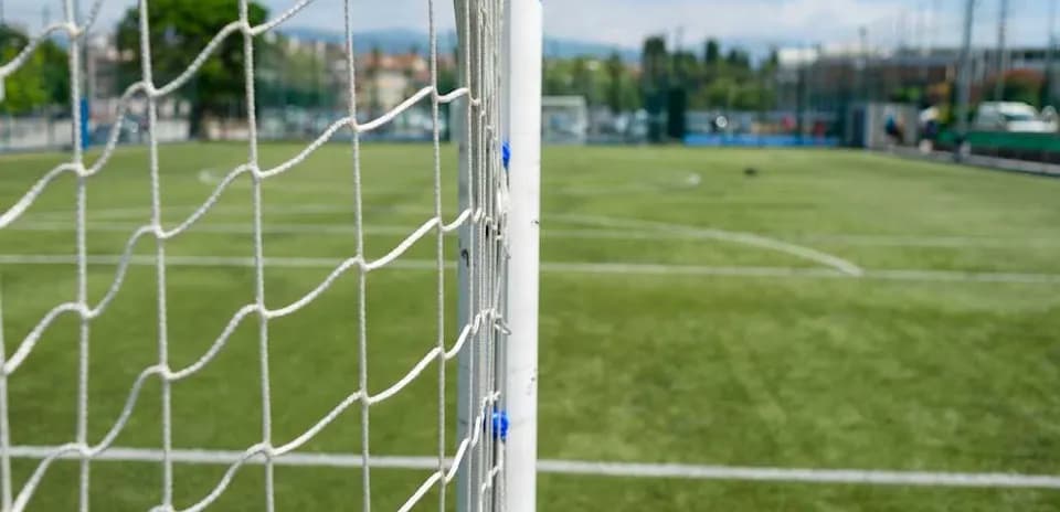 Portería de fútbol en campo de césped artificial
