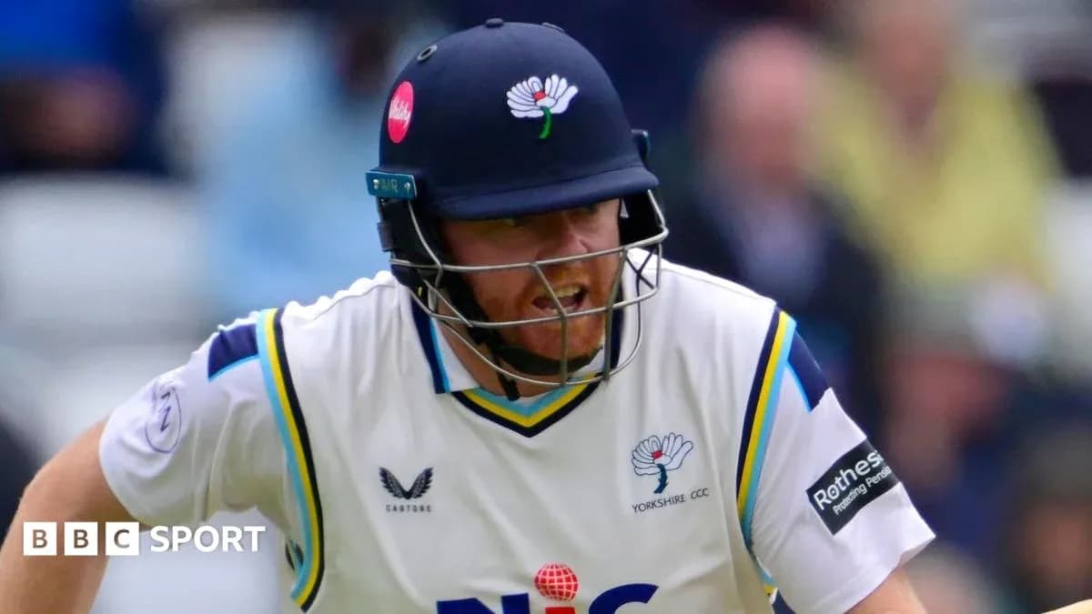 Jugador de cricket de Yorkshire en acción
