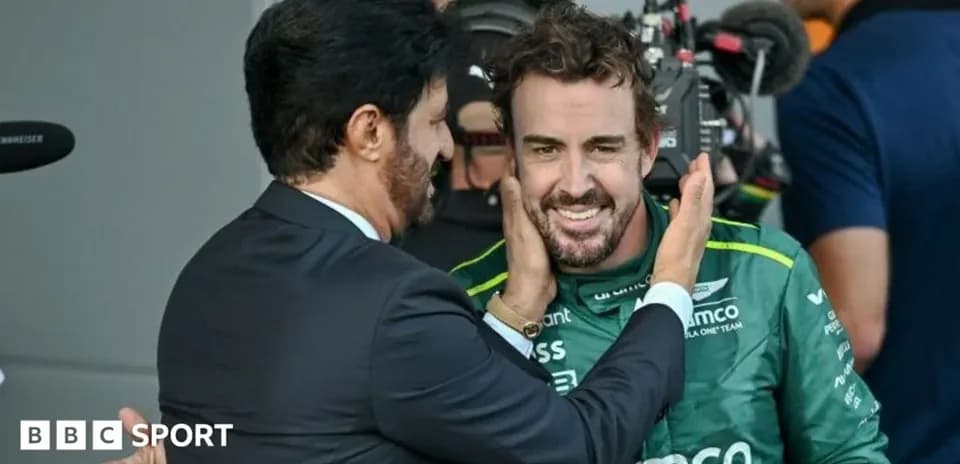 Fernando Alonso sonriente con un colega tras carrera