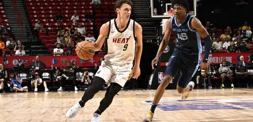 Jugador de Miami Heat driblando ante defensor de Memphis Grizzlies