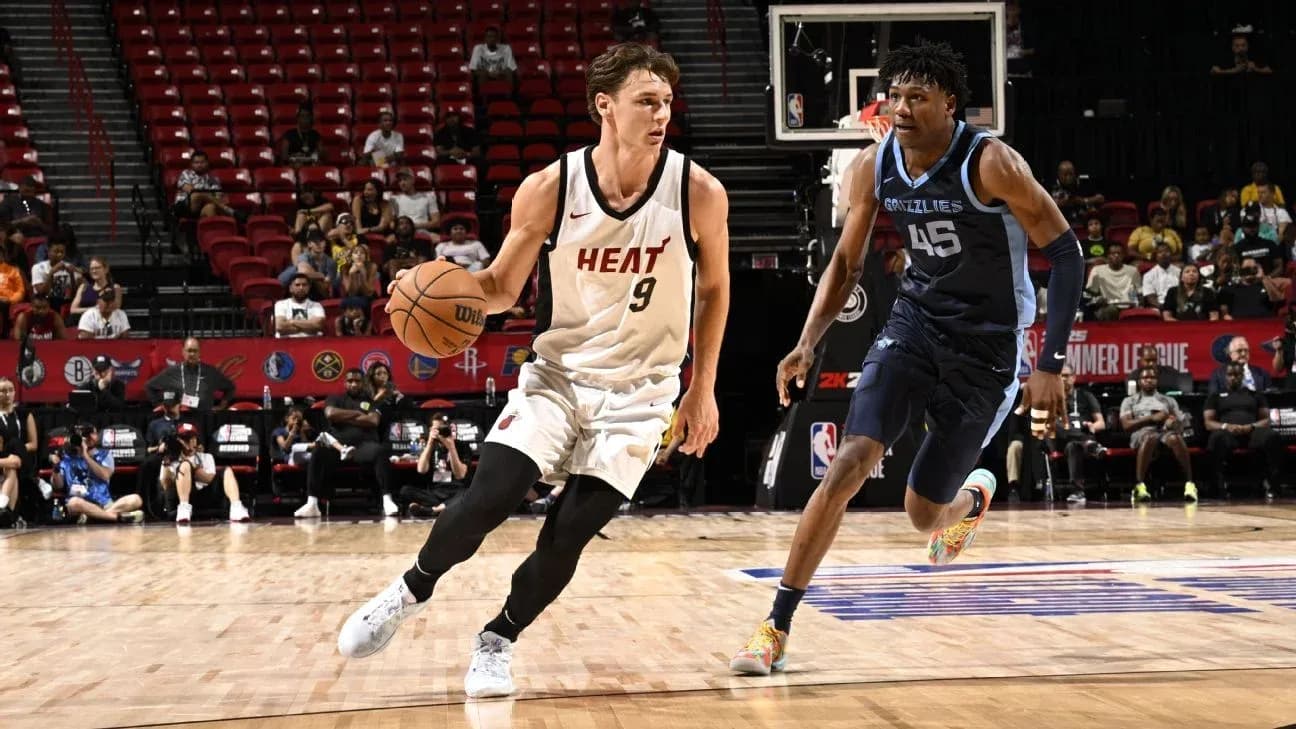 Jugador de Miami Heat driblando ante defensor de Memphis Grizzlies