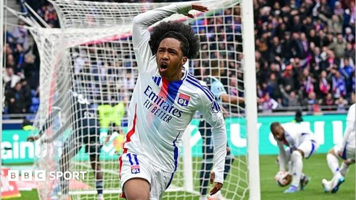 Jugador de Lyon celebrando un gol en el partido