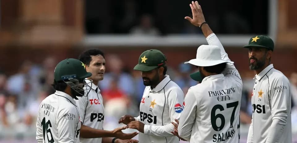 Jugadores de Pakistán celebrando una wicket en el cricket