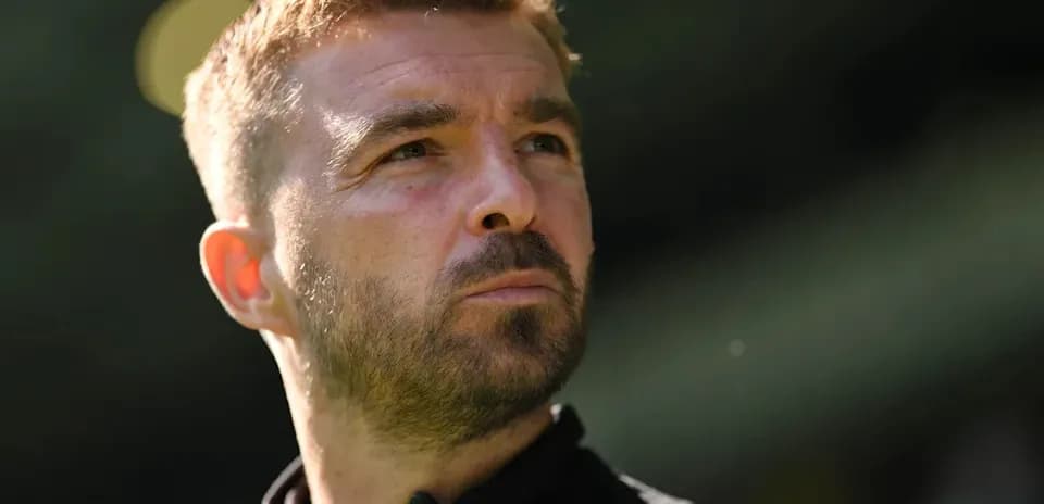 Entrenador mirando hacia el horizonte en el campo