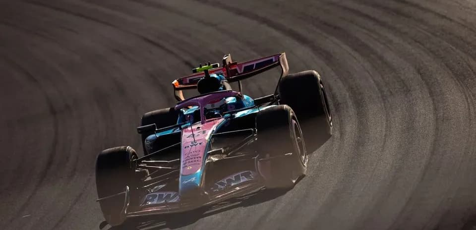 Coche de Fórmula 1 en curva durante carrera