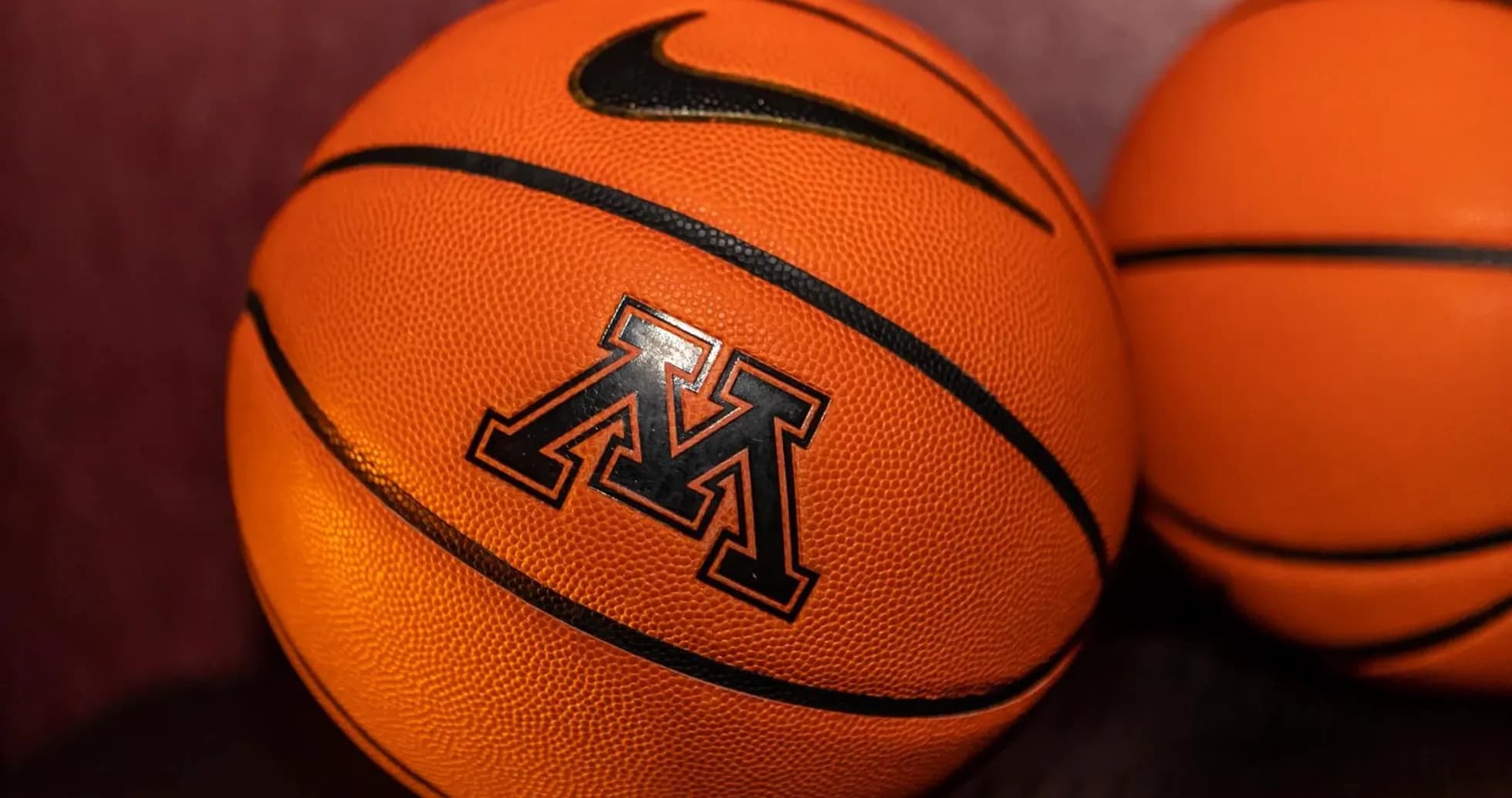 Balones de baloncesto con logo de Nike y M