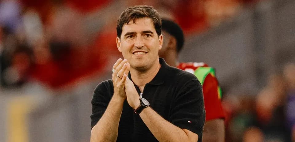 Entrenador aplaudiendo en el banquillo del partido