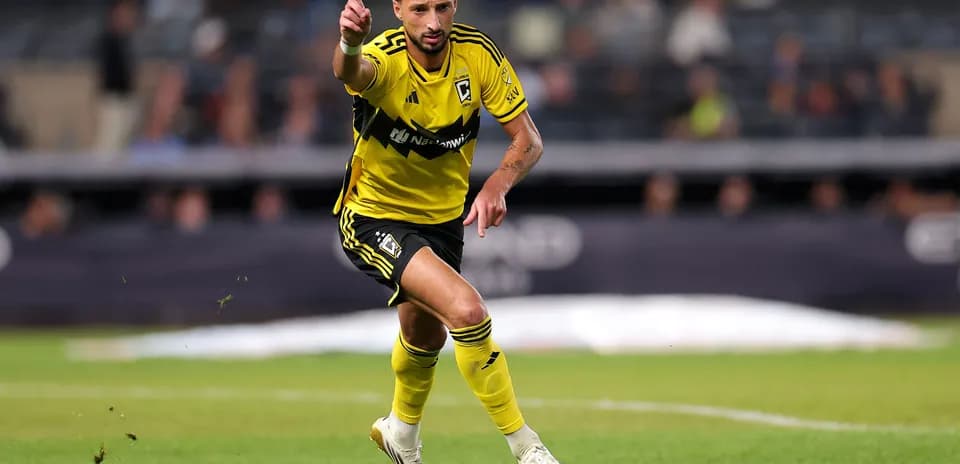 Jugador de Columbus Crew señalando durante el partido