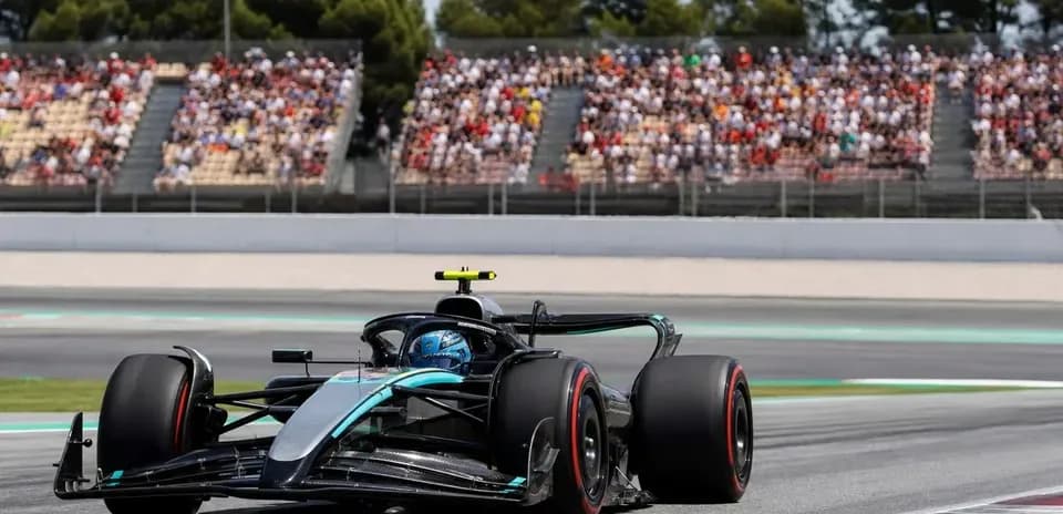 Coche de Fórmula 1 en circuito con público