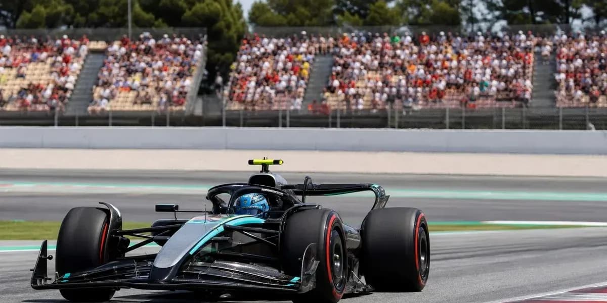 Coche de Fórmula 1 en circuito con público