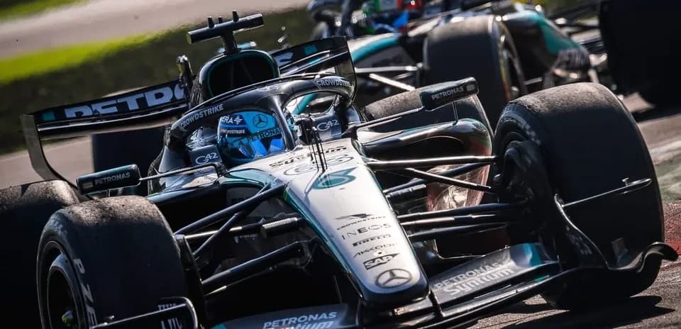 Coche de Fórmula 1 compitiendo en pista