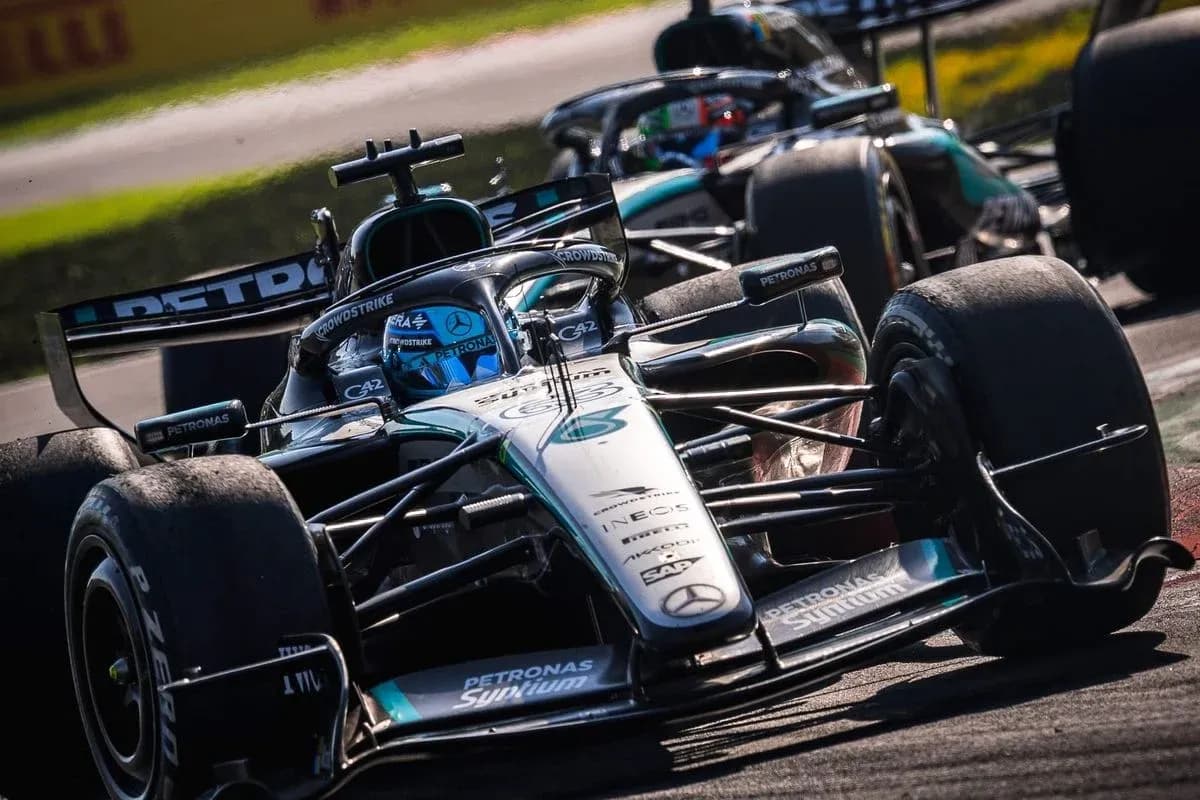 Coche de Fórmula 1 compitiendo en pista