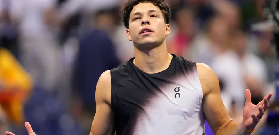 Jugador de tenis con brazos abiertos en la cancha