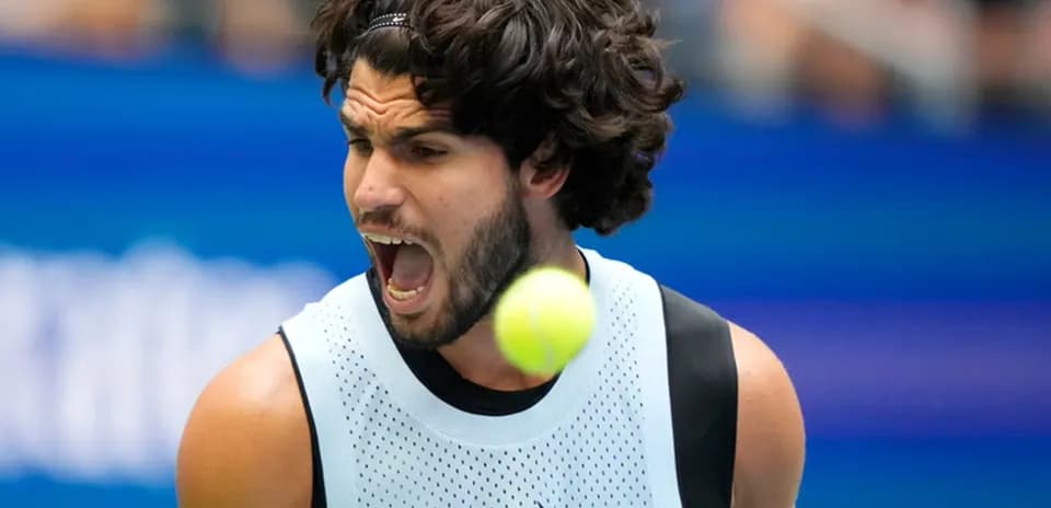 Jugador de tenis golpeando la pelota durante un partido