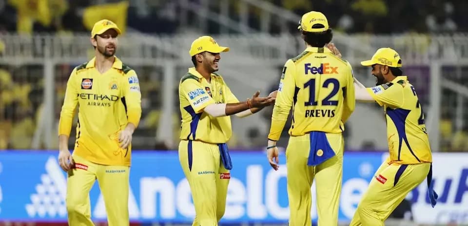 Jugadores de Chennai Super Kings celebrando una jugada