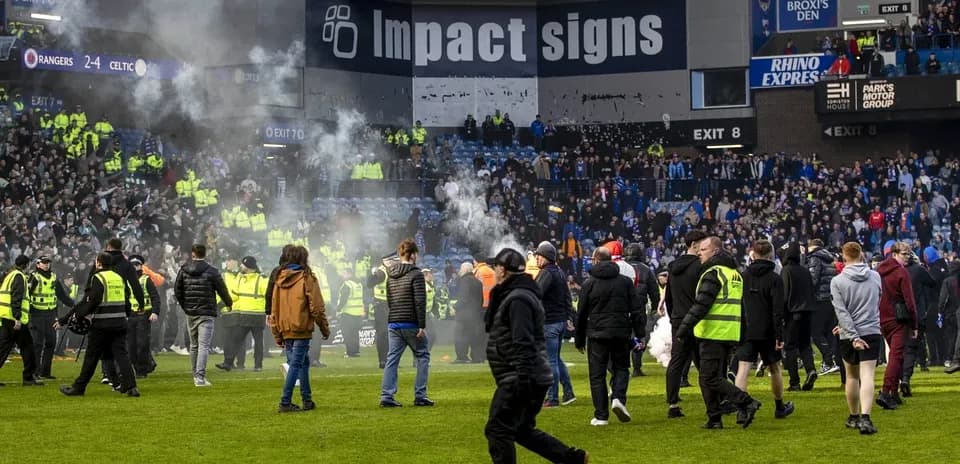Aficionados en el campo tras el partido
