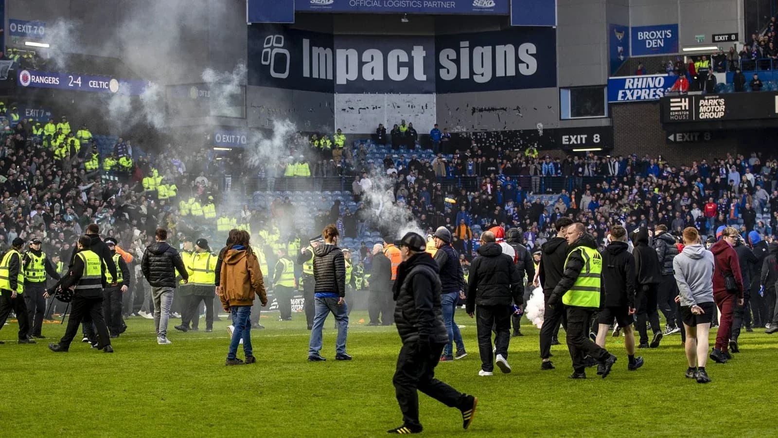 Aficionados en el campo tras el partido