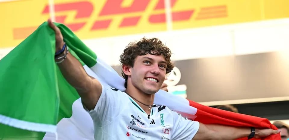 Piloto sosteniendo bandera italiana en celebración