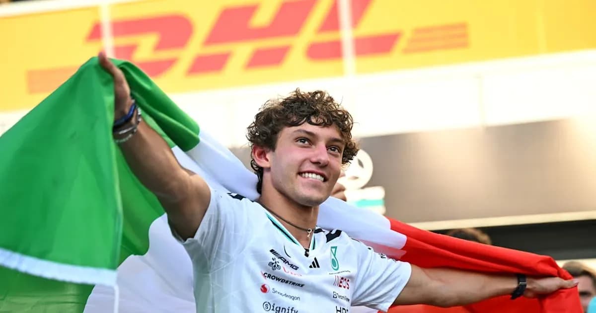 Piloto sosteniendo bandera italiana en celebración