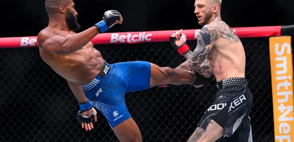 Luchadores en acción durante combate de MMA