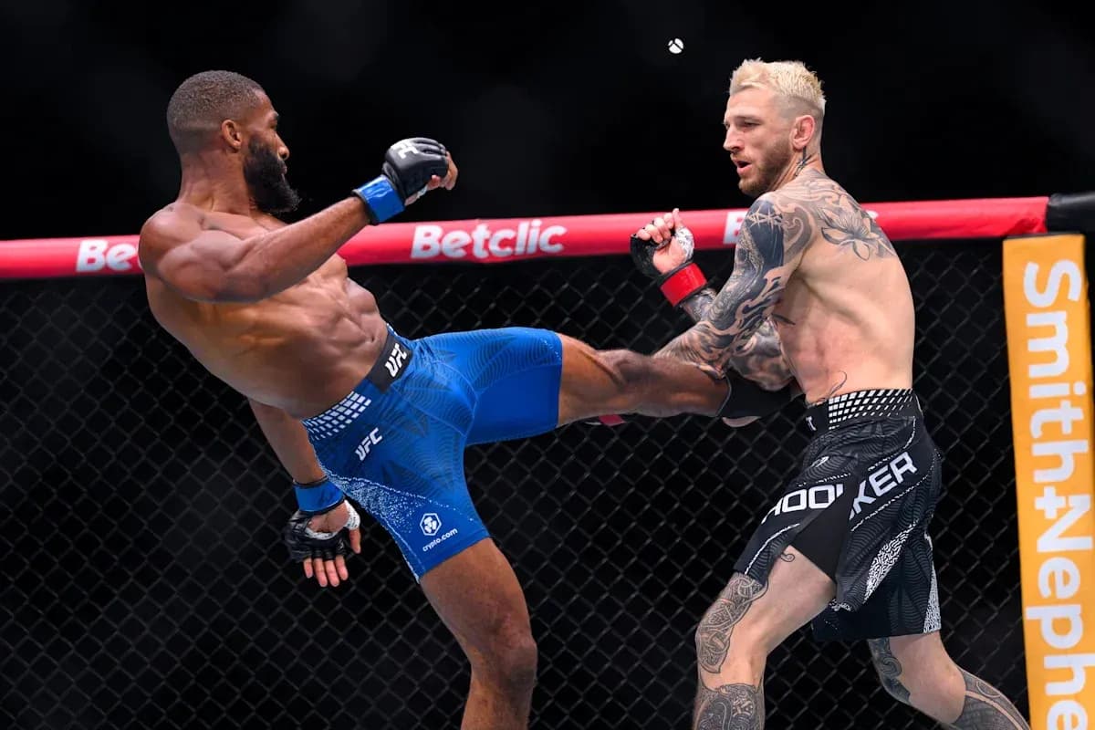 Luchadores en acción durante combate de MMA