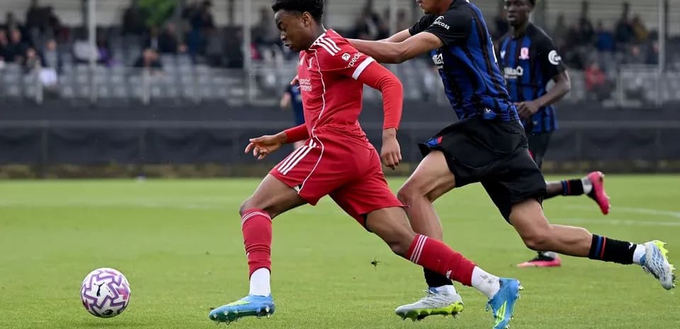 Jugador del Liverpool corriendo con balón en partido