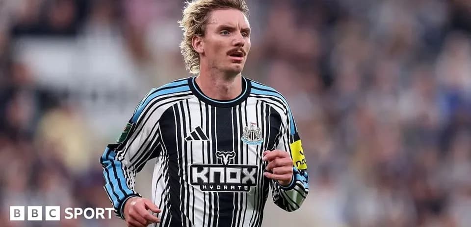 Jugador de Newcastle corriendo en el campo