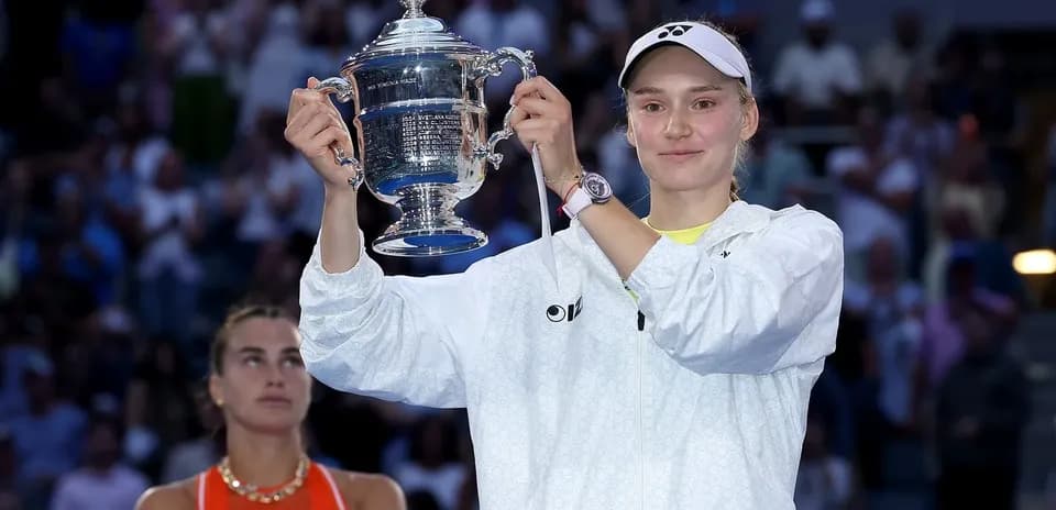 Jugadora levantando el trofeo en la ceremonia de premiación