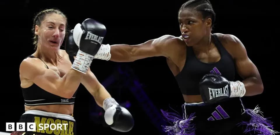 Boxeadora lanzando un golpe durante una pelea