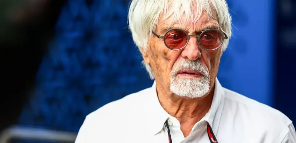 Hombre mayor con gafas de sol y cabello blanco