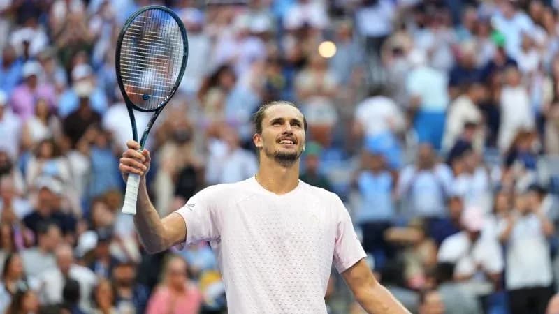 Jugador de tenis celebrando ante el público