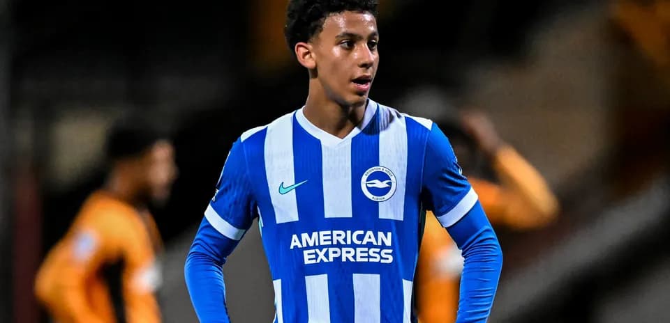 Jugador de Brighton con camiseta azul y blanca en el campo