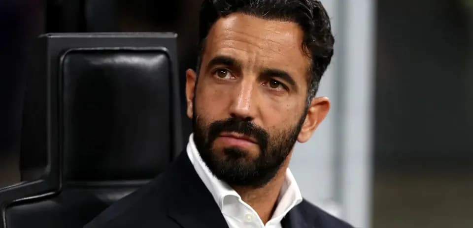 Entrenador sentado en el banquillo durante el partido