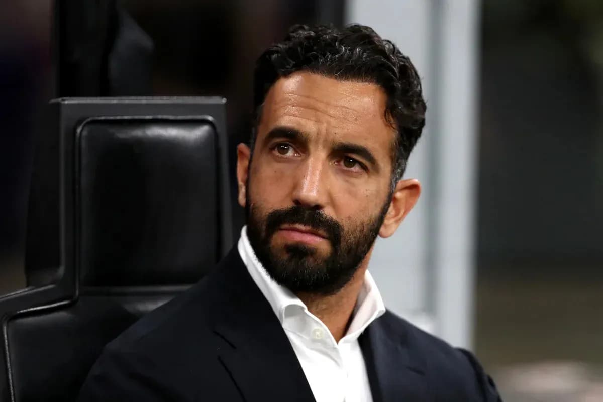 Entrenador sentado en el banquillo durante el partido