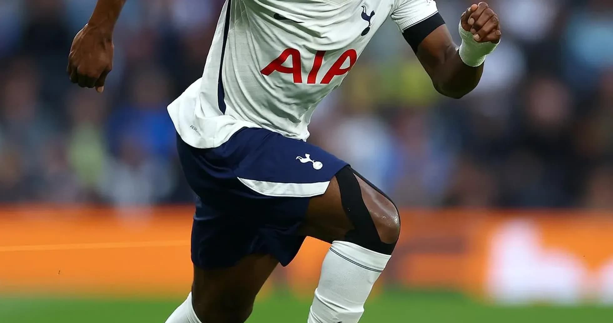 Jugador de Tottenham corriendo tras el balón en partido