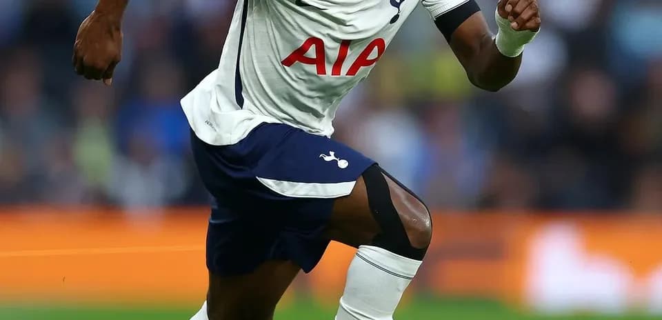 Jugador de Tottenham corriendo tras el balón en partido