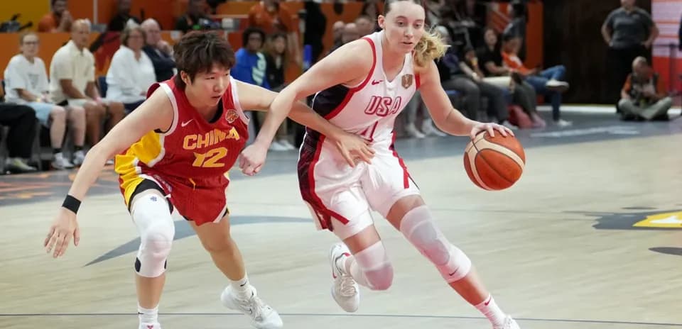 Jugadora de Estados Unidos driblando ante defensora china