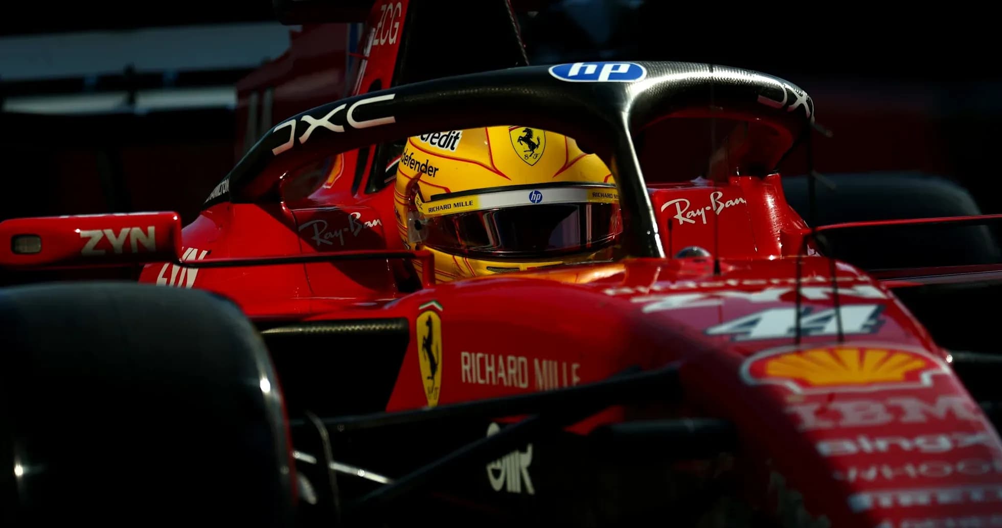 Piloto en monoplaza de Ferrari en pista