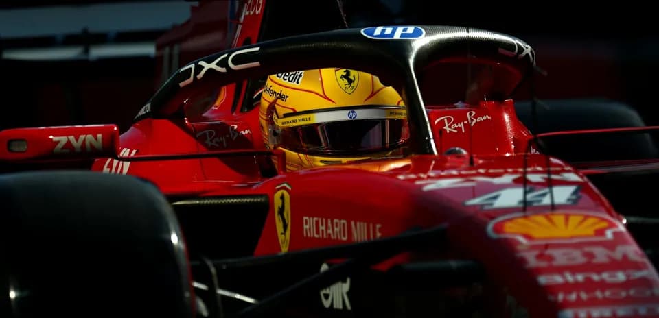 Piloto en monoplaza de Ferrari en pista