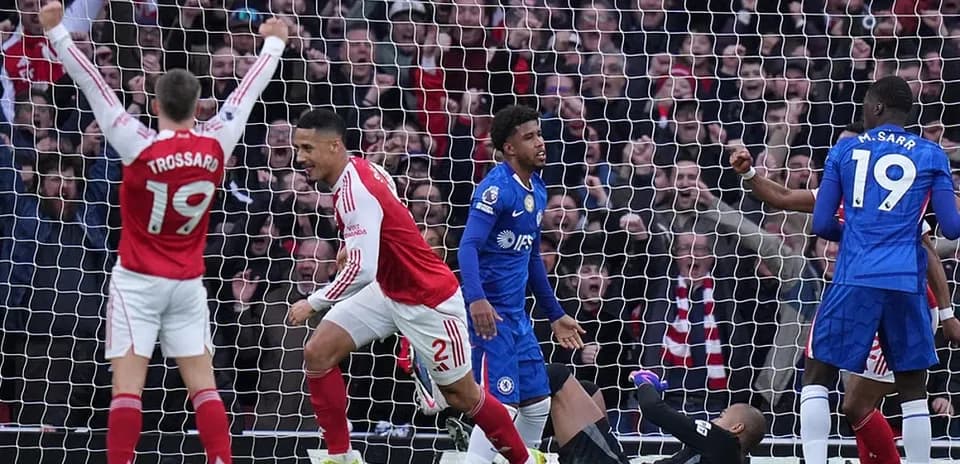Jugadores de Arsenal celebrando un gol contra Chelsea