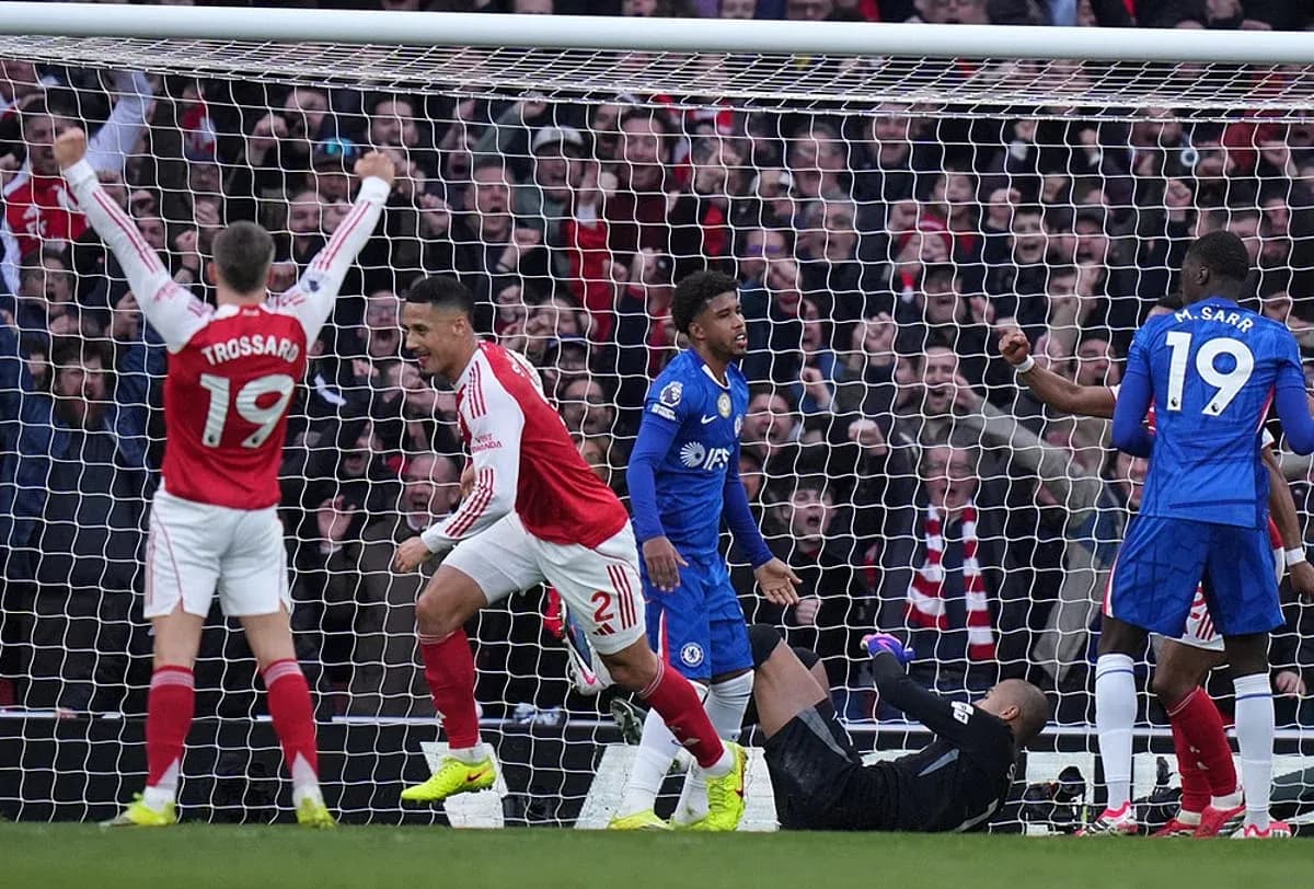 Jugadores de Arsenal celebrando un gol contra Chelsea