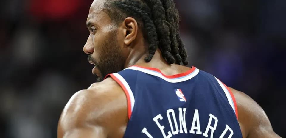 Jugador con camiseta de los Clippers en cancha
