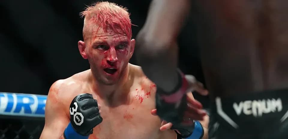 Luchador herido en combate de MMA, sangre visible